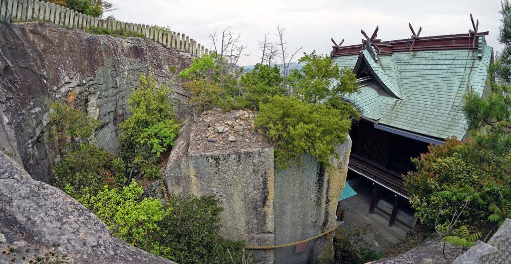 Ishi-no-Hōden: A Megalithic Monument and Sacred Object in Japan 4 Ishi-no-Hōden