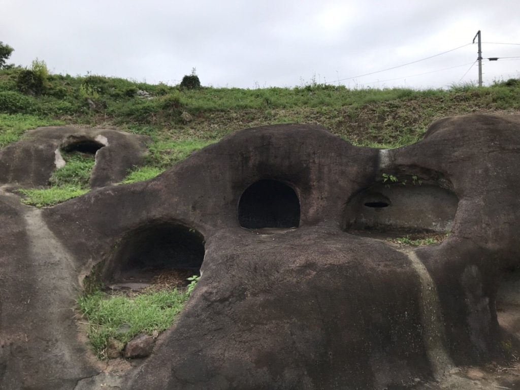 Kashiya Cave Tombs: A Large Ancient Necropolis in Japan 2 Kashiya Cave Tombs