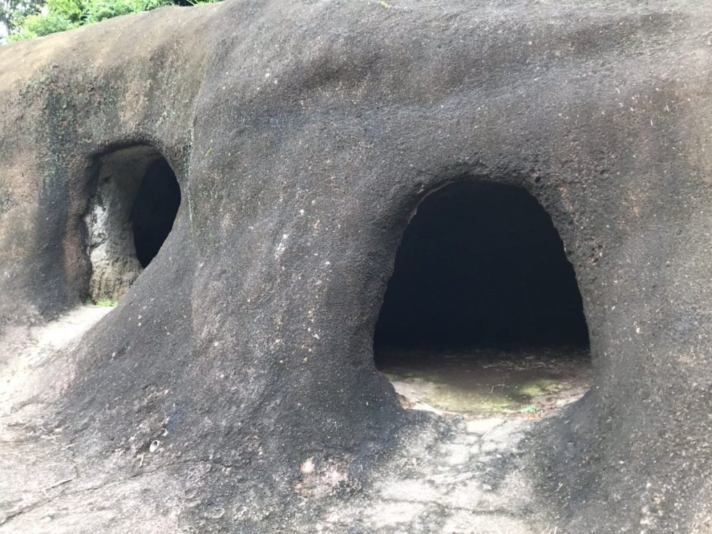 Kashiya Cave Tombs: A Large Ancient Necropolis in Japan 4 Kashiya Cave Tombs