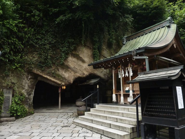 Zeniarai Benzaiten Ugafuku Shrine: Kamakura’s Money-Washing Shinto Shrine