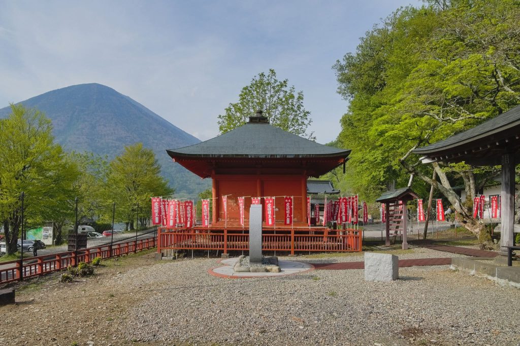Chūzen-ji Temple: A Tendai Buddhist Temple on Lake Chūzenji 3 Chūzen-ji Temple