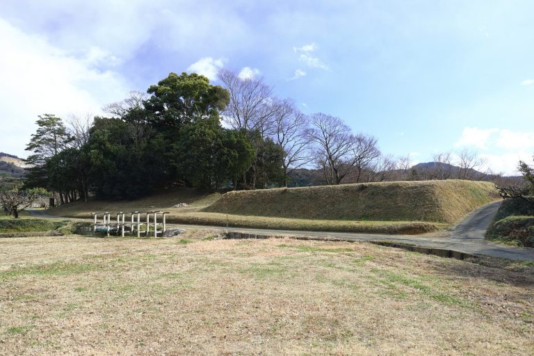 Magoshi-Nagahizuka Kofun: An Elite Kofun-Period Burial Mound in Japan