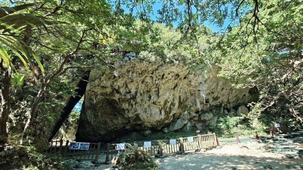 Sefa-utaki: A Sacred Ryukyuan Religious Site in Japan 2 Sefa-utaki