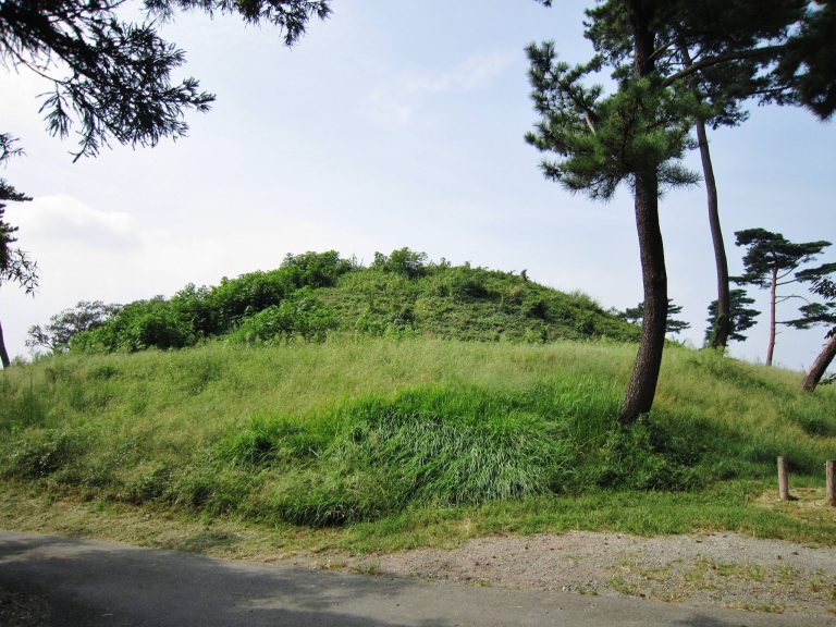 Maefutago Kofun: A Keyhole-Shaped Burial Mound in Japan