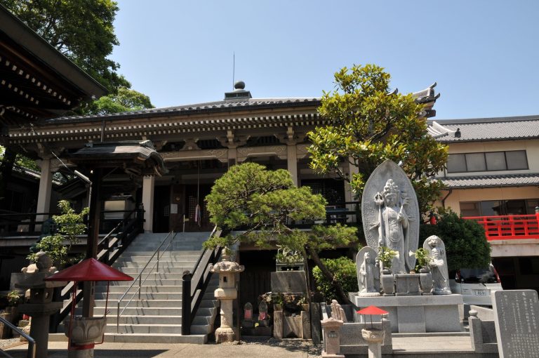 Anraku-ji Temple: A Buddhist Temple and Inner Temple of Shikoku