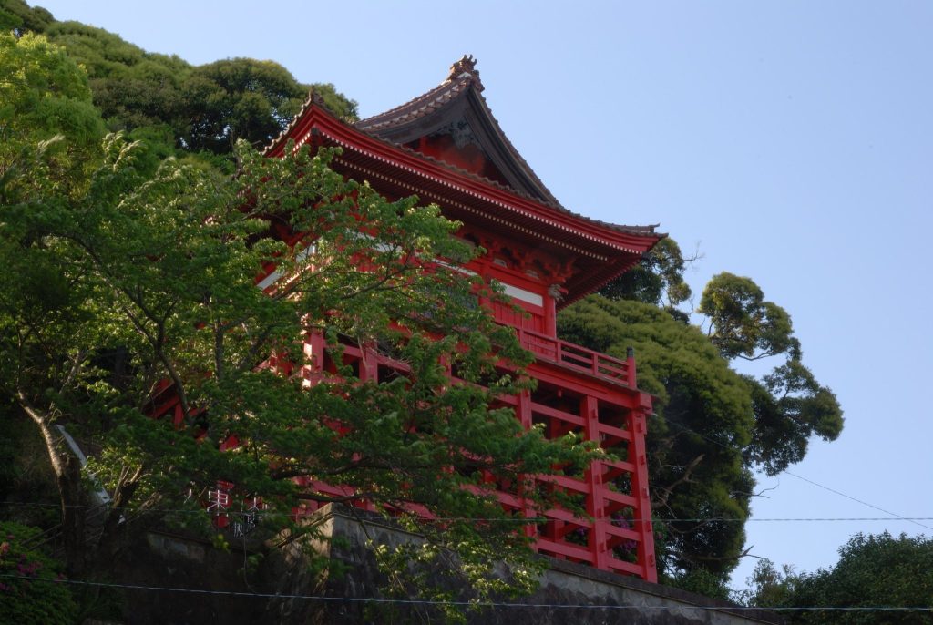 Chosho-ji Temple: A Cliff-Hanging Buddhist Temple in Sammu, Japan 2 Chosho-ji Temple