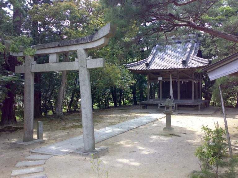 Kishitsu Shrine: A Shinto Shrine and Medieval Tomb Monument in Japan