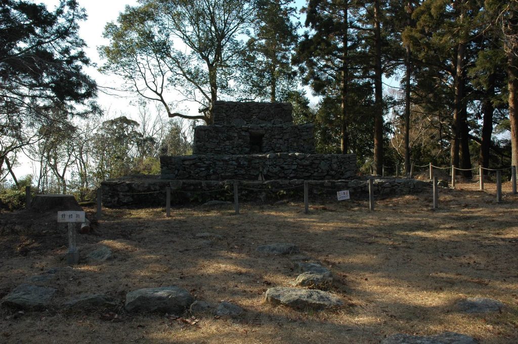 Kumayama ruins: A Buddhist Stupa on Mount Kumayama 2 Kumayama ruins