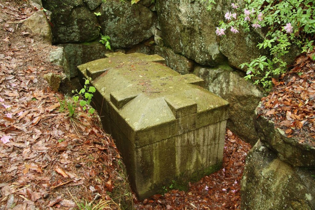 Ichisuka Kofun Cluster: A Kofun-Period Burial-Mound Group in Osaka, Japan 4 Ichisuka Kofun Cluster