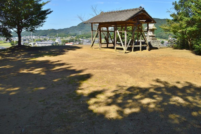 Tomida Chausuyama Kofun: A Keyhole-Shaped Burial Mound in Japan
