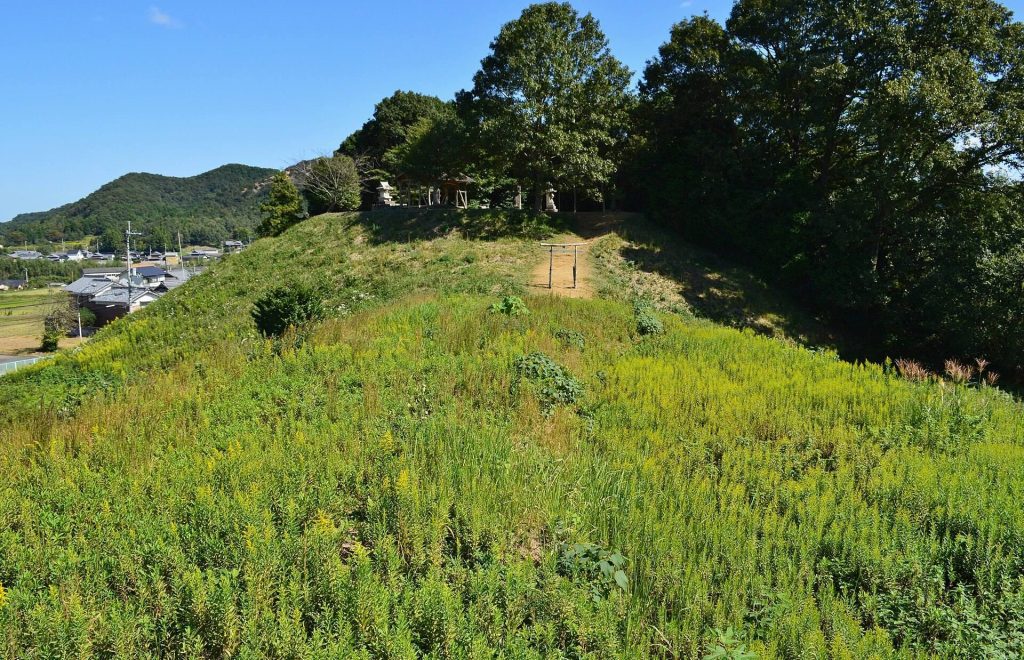 Tomida Chausuyama Kofun: A Keyhole-Shaped Burial Mound in Japan 2 Tomida Chausuyama Kofun