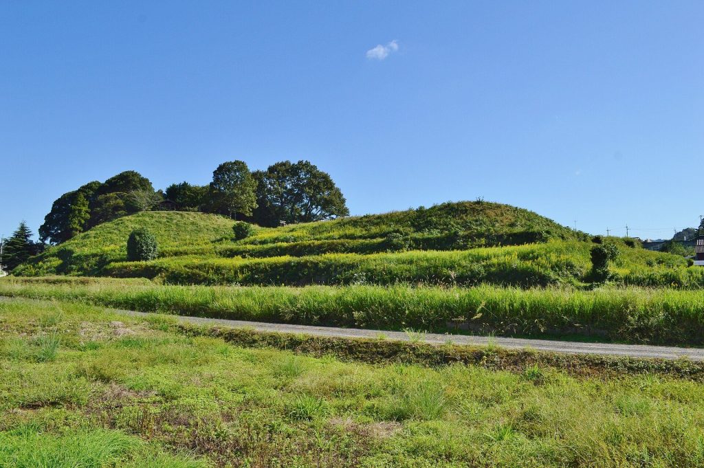 Tomida Chausuyama Kofun: A Keyhole-Shaped Burial Mound in Japan 4 Tomida Chausuyama Kofun