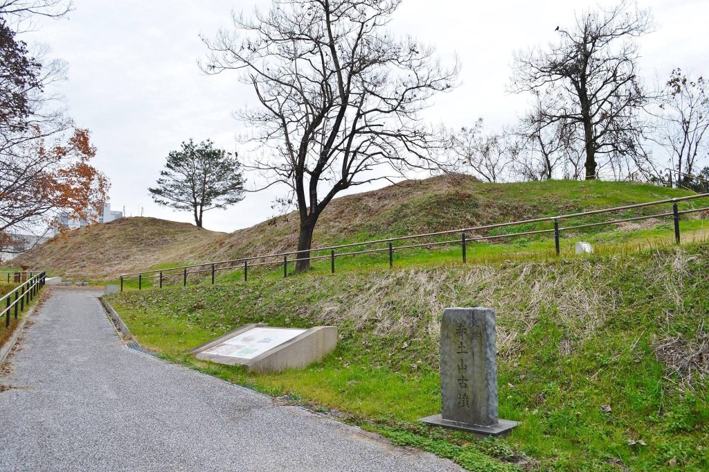 Akatsuchiyama Kofun: A Keyhole-Shaped Burial Mound in Japan 1 Akatsuchiyama Kofun
