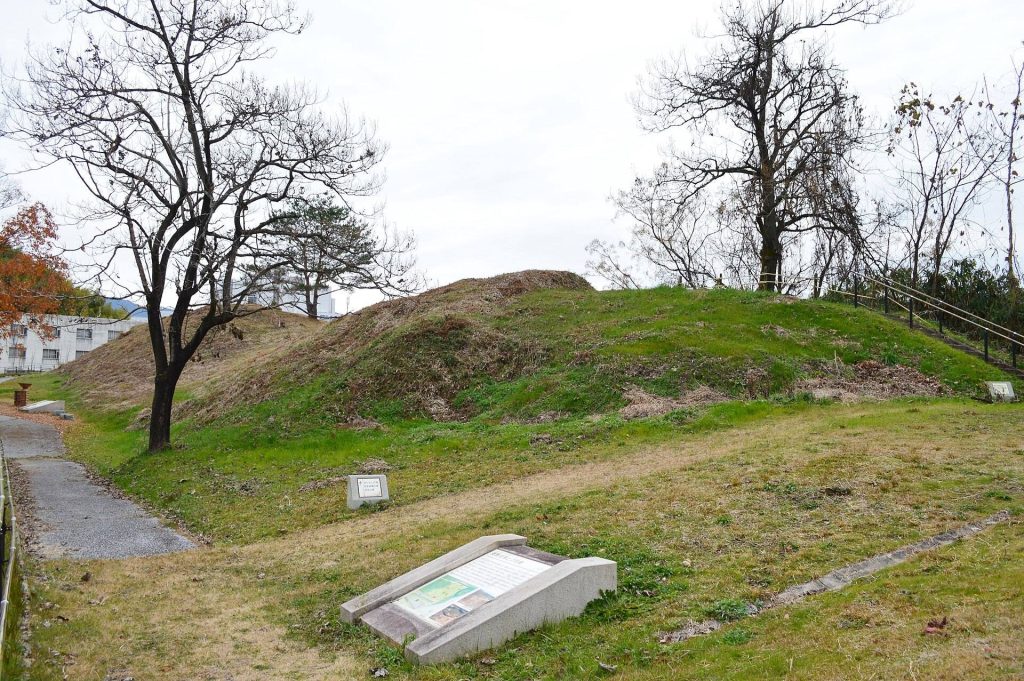Akatsuchiyama Kofun: A Keyhole-Shaped Burial Mound in Japan 2 Akatsuchiyama Kofun