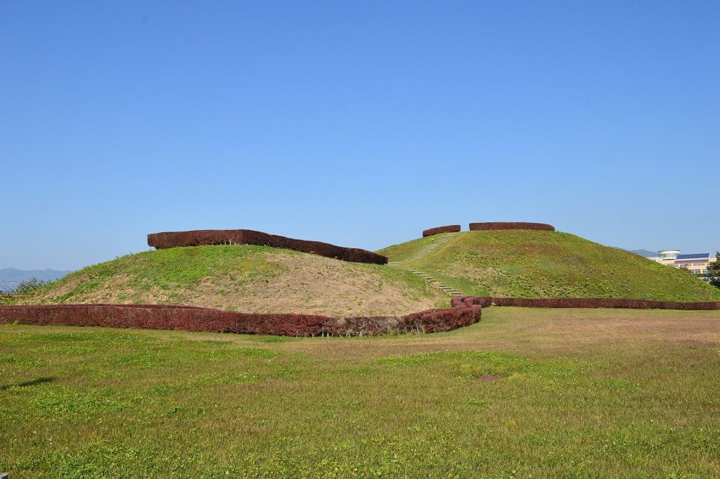 Inari-mori Kofun: A Keyhole-Shaped Burial Mound in Japan 2 Inari-mori Kofun