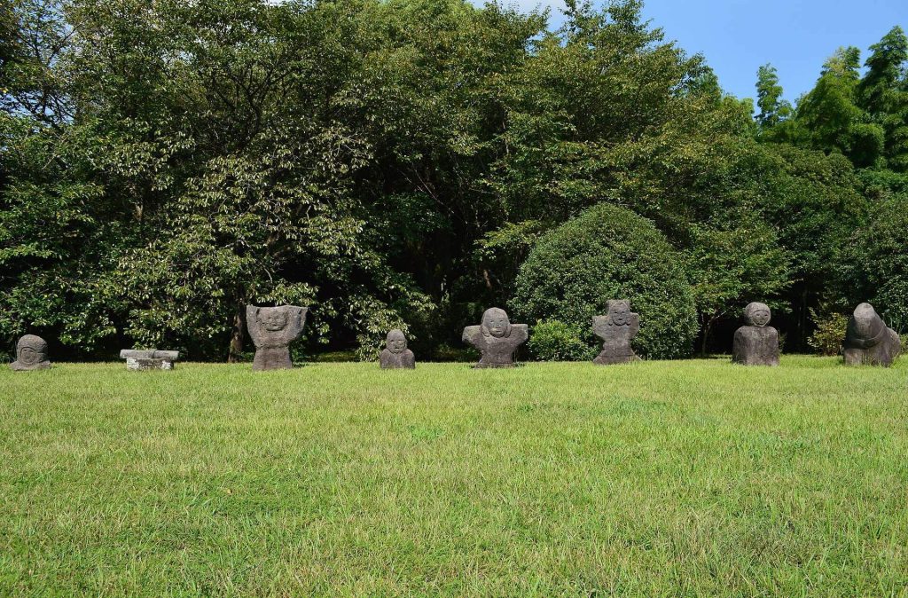 Iwatoyama Kofun: A Keyhole-Shaped Burial Mound in Japan 2 Iwatoyama Kofun