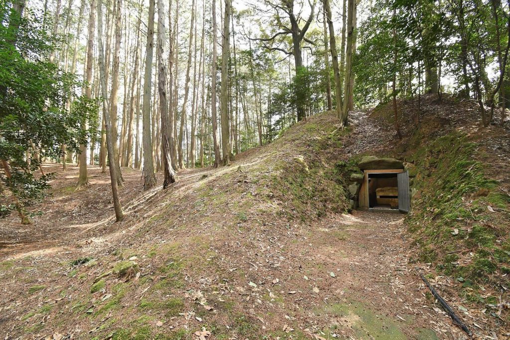 Ichio Miyazuka Kofun: A Keyhole-Shaped Burial Mound in Japan 1 Ichio Miyazuka Kofun