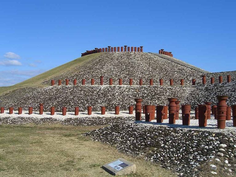 Kamezuka Kofun: A Keyhole-Shaped Burial Mound in Japan