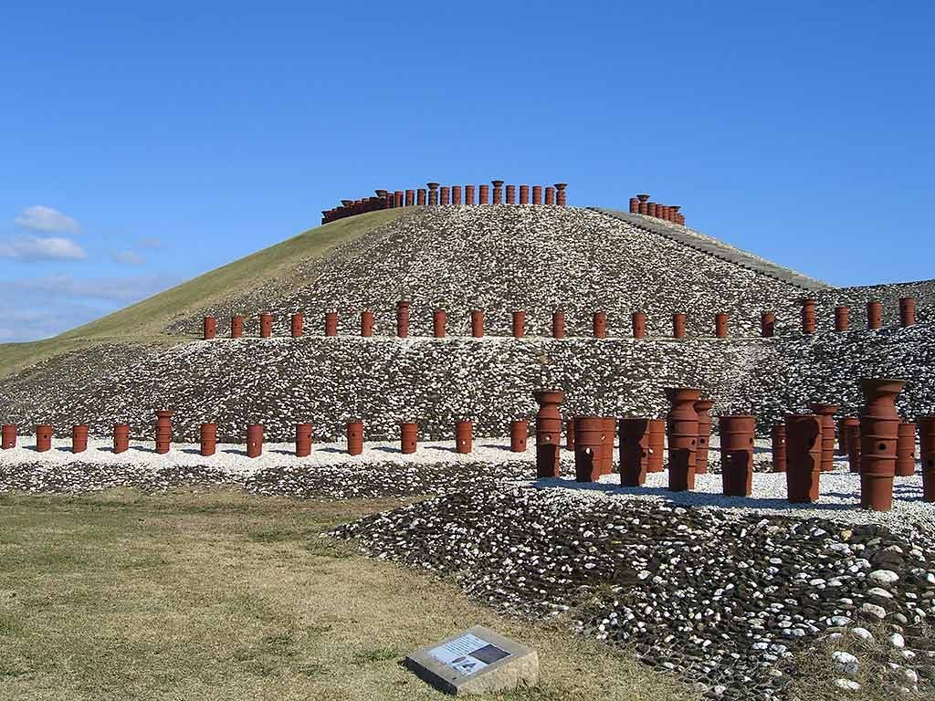Kamezuka Kofun: A Keyhole-Shaped Burial Mound in Japan 1 Kamezuka Kofun