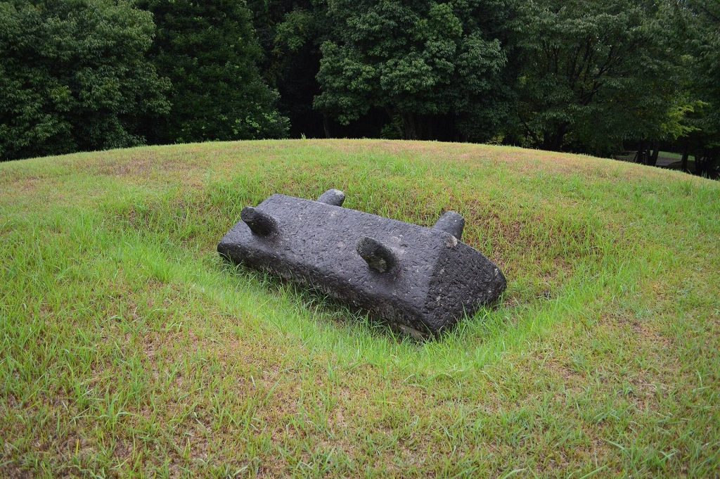 Kamezuka Kofun: A Keyhole-Shaped Burial Mound in Japan 3 Kamezuka Kofun