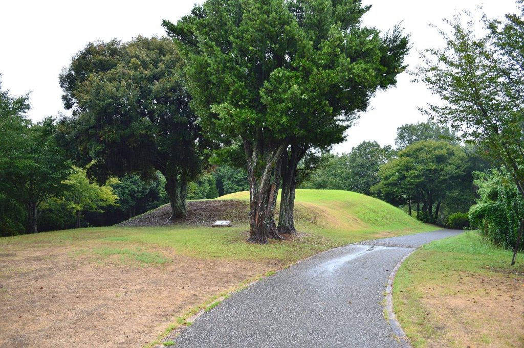 Kamezuka Kofun: A Keyhole-Shaped Burial Mound in Japan 4 Kamezuka Kofun