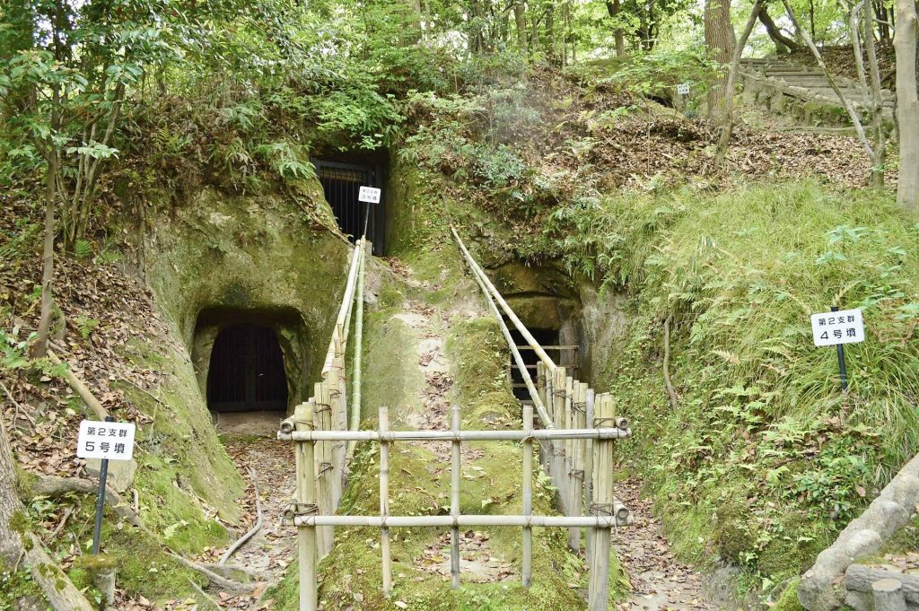 Takaida Yokoana Group: A Kofun-Period Cave-Tomb Complex in Japan 1 Takaida Yokoana Group
