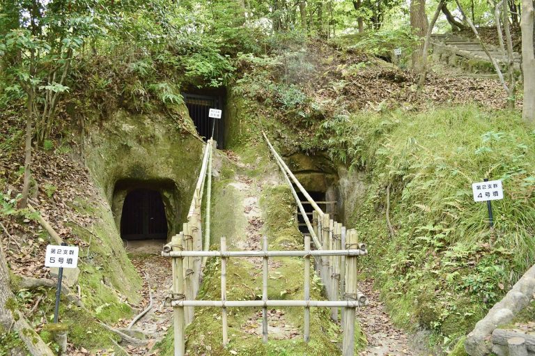 Takaida Yokoana Group: A Kofun-Period Cave-Tomb Complex in Japan