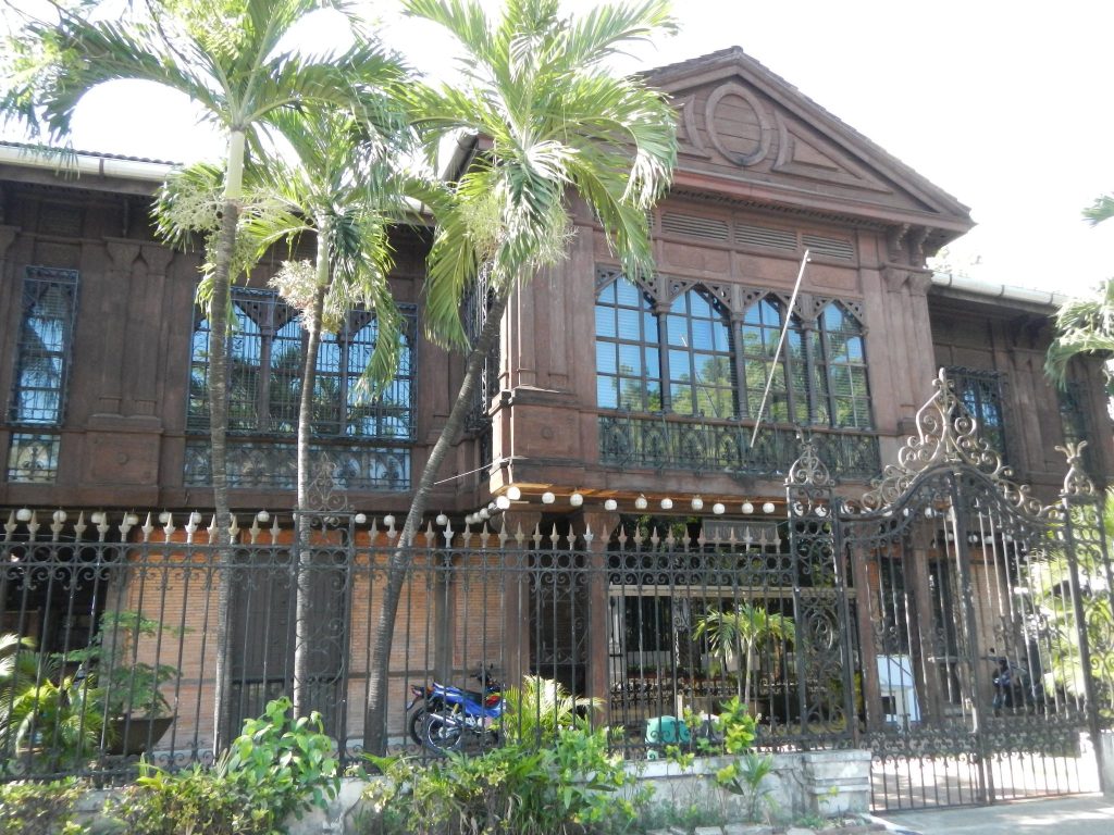 Malacañang Palace: Official Residence of the Philippine President 1 Malacañang Palace