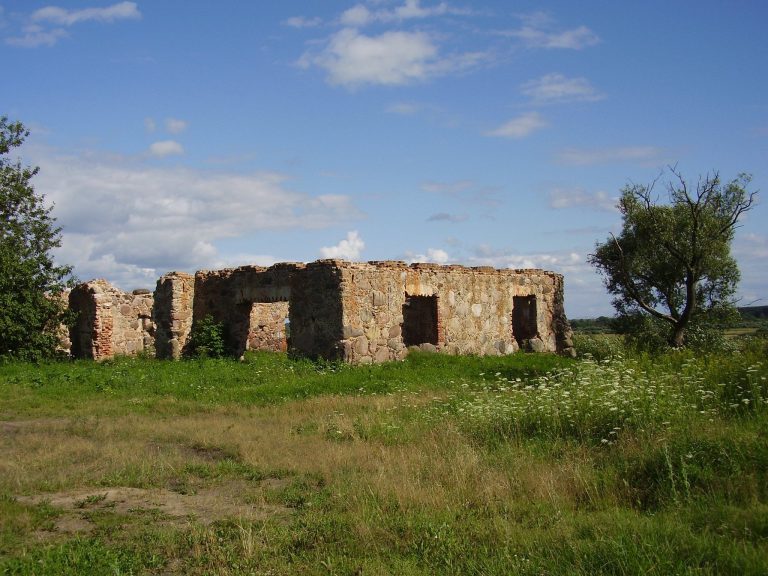 Svislač Castle: An Old Rus Frontier Estate-Castle in Belarus