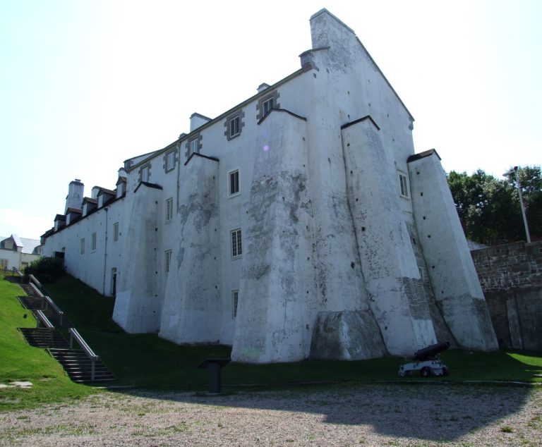 Dauphine Redoubt: A Historic Military Building in Québec