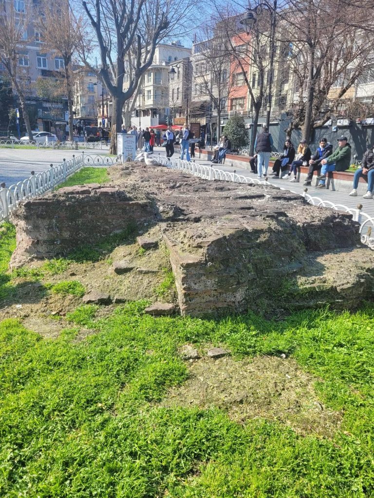 Palace of Lausus: A Byzantine Aristocratic Residence in Constantinople 1 Palace of Lausus