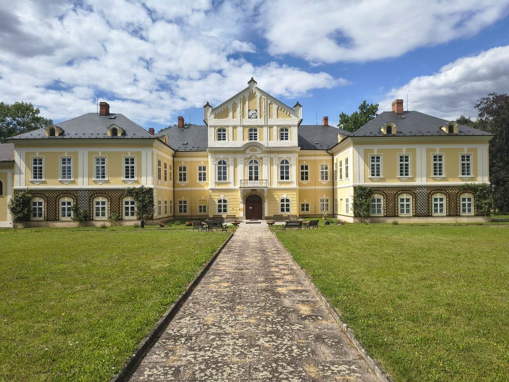 Castle in Nová Horka: A Baroque Noble Residence in Czechia 1 Castle in Nová Horka