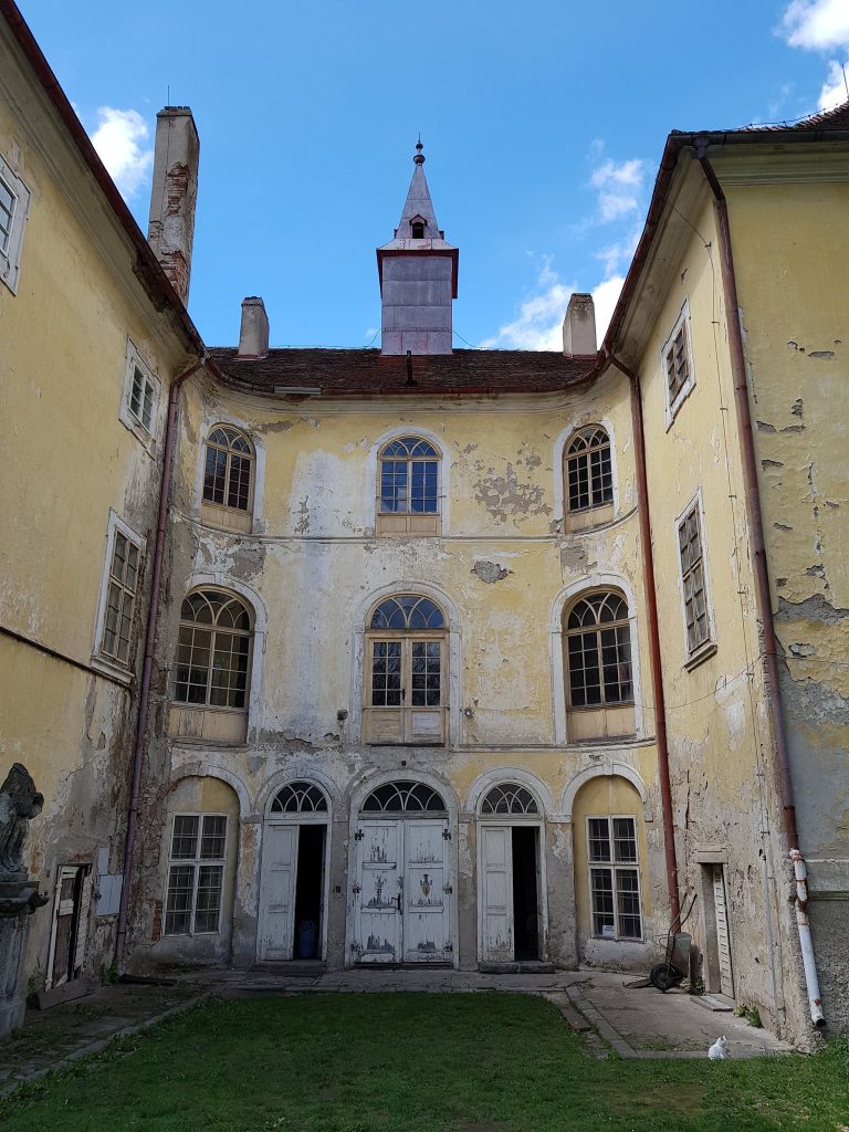 Osečany Castle: A Baroque Château in Czechia