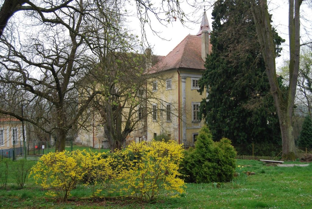 Osečany Castle: A Baroque Château in Czechia 2 Osečany Castle