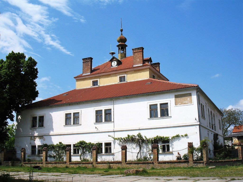 Pátek Castle: A Baroque Noble Residence in Czechia 1 Pátek Castle