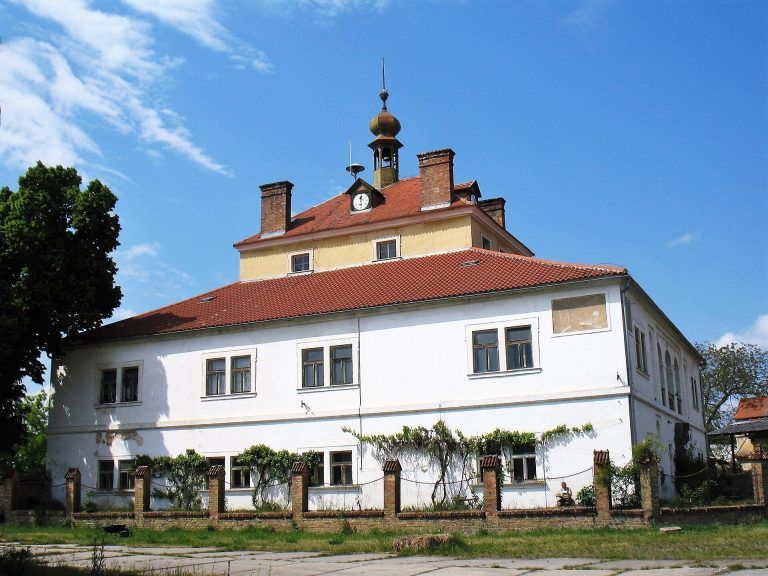 Pátek Castle: A Baroque Noble Residence in Czechia
