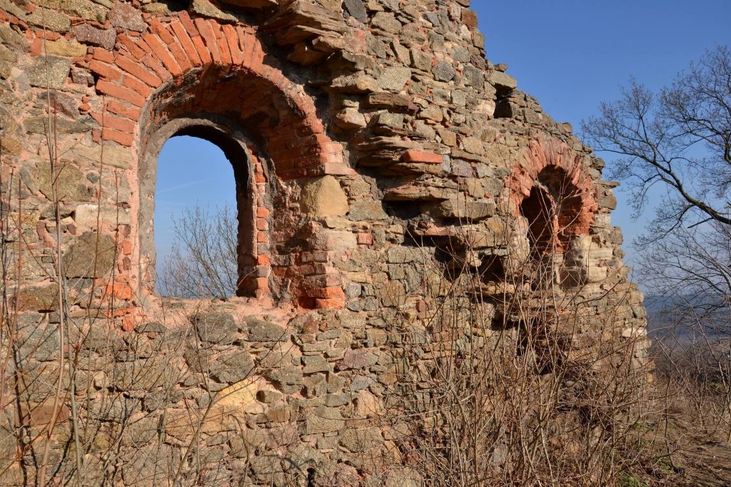 Petrohrad Castle: A Ruined Medieval Noble Castle in Czechia 3 Petrohrad Castle