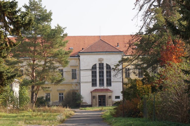 Dolní zámek Panenské Břežany: A Château Shaped by War and Reuse