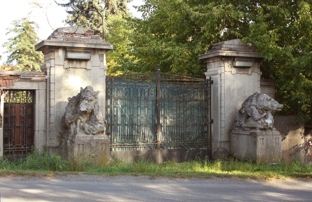 Dolní zámek Panenské Břežany: A Château Shaped by War and Reuse 3 Dolní zámek Panenské Břežany