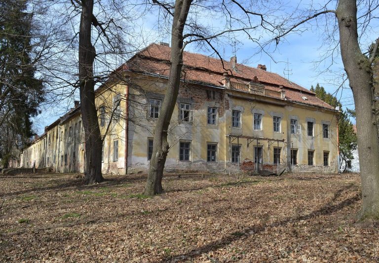 Hajany Castle: A Noble Estate and Farmyard Complex in Czechia