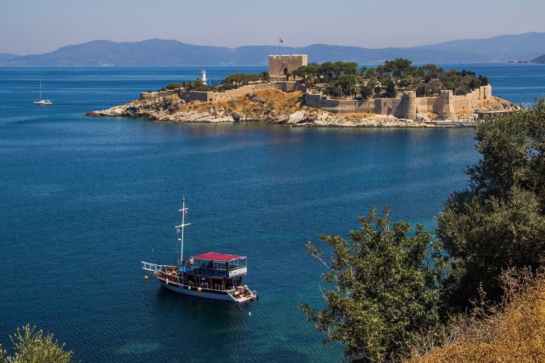 Güvercinada: A Historic Castle Island in Türkiye