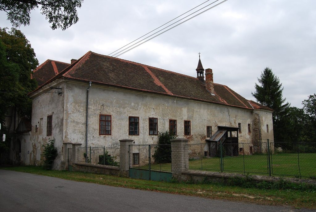 Fortress in Chřešťovice: A Gothic Fortress Rebuilt as a Baroque Château 1 Fortress in Chřešťovice