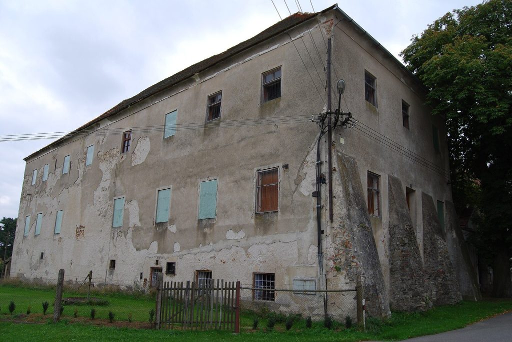 Fortress in Chřešťovice: A Gothic Fortress Rebuilt as a Baroque Château 2 Fortress in Chřešťovice