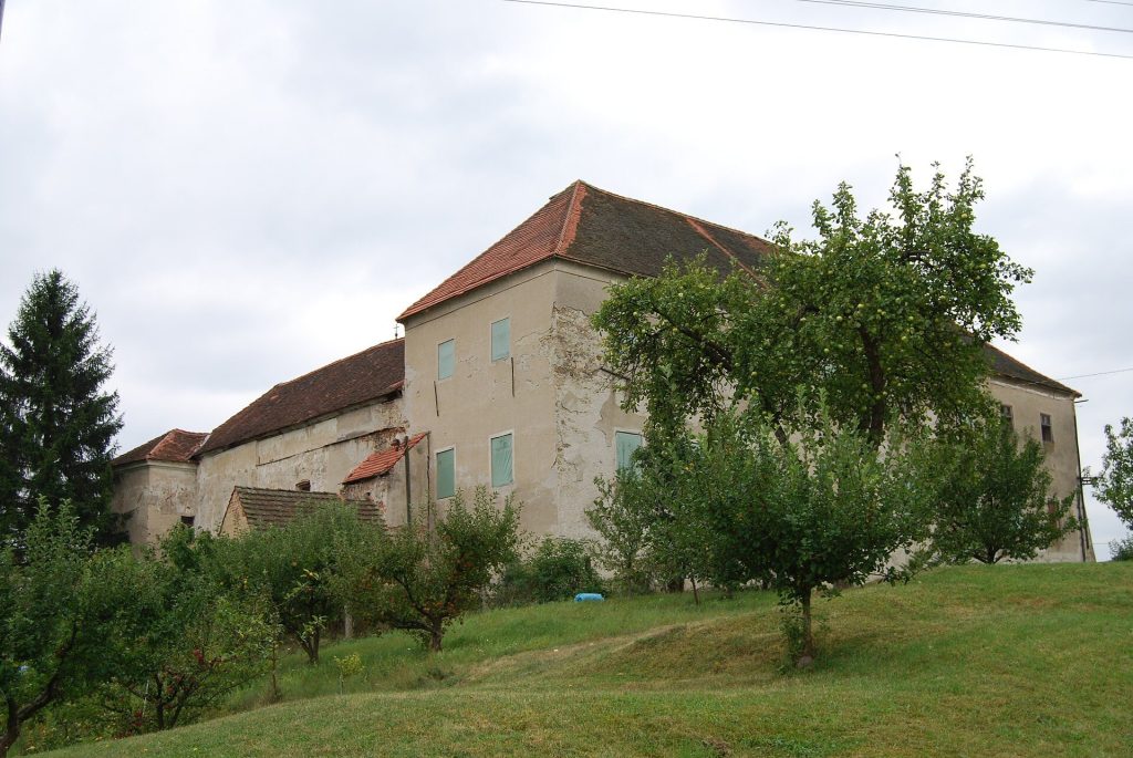 Fortress in Chřešťovice: A Gothic Fortress Rebuilt as a Baroque Château 3 Fortress in Chřešťovice