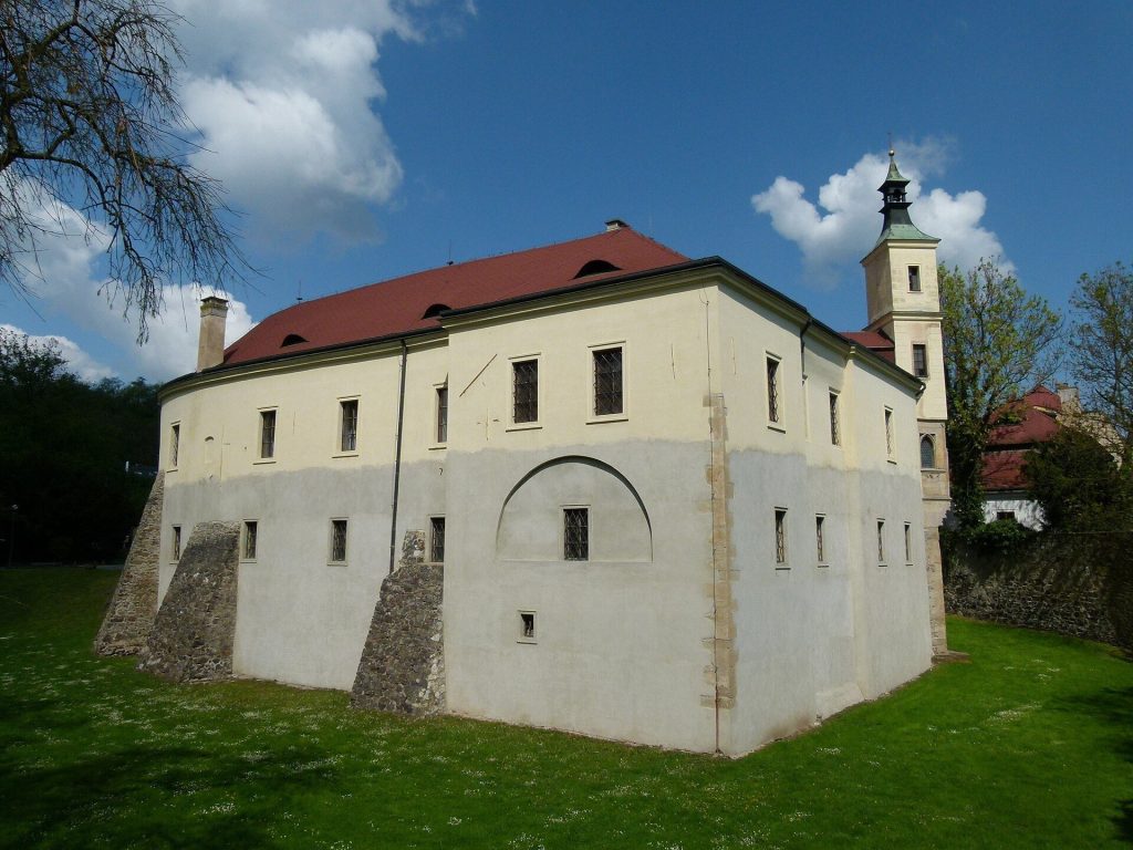 Castle in Roztoky: A Medieval Fortress and Renaissance Château in Czechia 1 Castle in Roztoky
