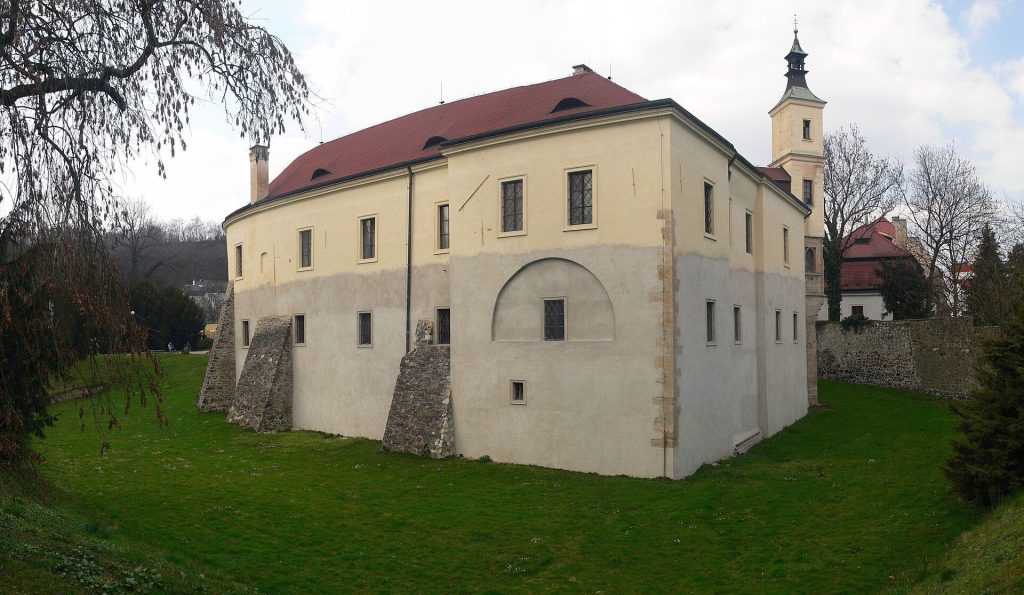 Castle in Roztoky: A Medieval Fortress and Renaissance Château in Czechia 4 Castle in Roztoky