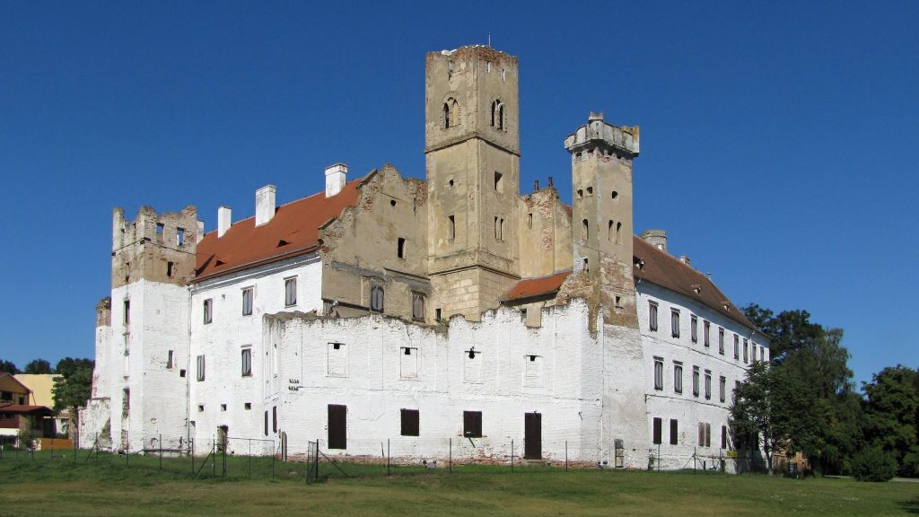 Břeclav Castle: A Renaissance Castle Remodeled as a Romantic Ruin 1 Břeclav Castle