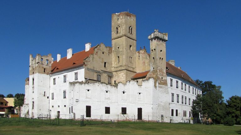 Břeclav Castle: A Renaissance Castle Remodeled as a Romantic Ruin