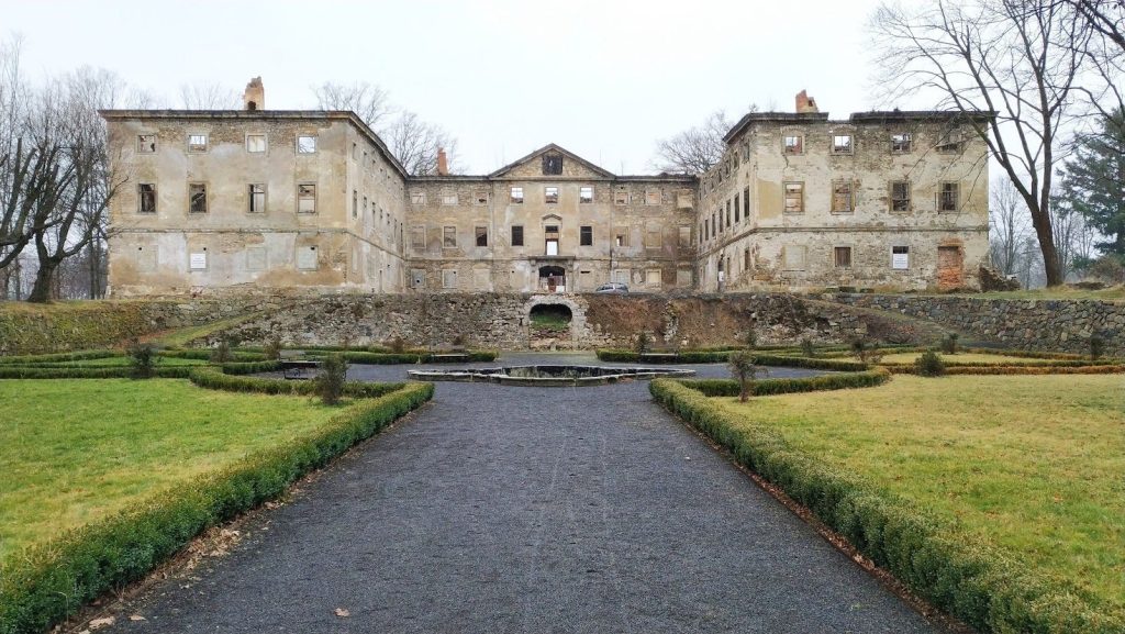 Lipová Castle: A Baroque Noble Residence in Czechia 4 Lipová Castle