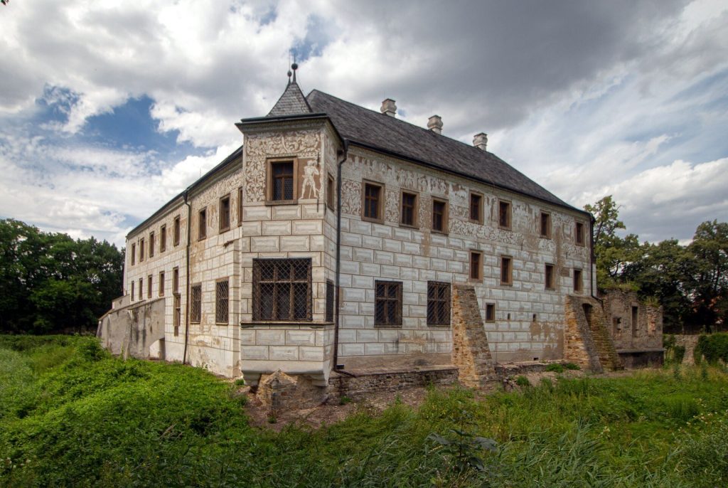 Castle in Přerov nad Labem: A Renaissance Castle and Former Fortress 2 Castle in Přerov nad Labem